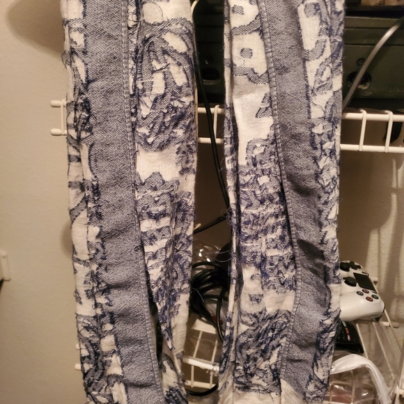 Women's Universal Thread Light Blue and White Scarf - Picture 2 of 4